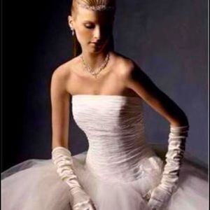 Preserved and NEVER WORN Gorgeous Oleg Cassini wedding dress in size 6